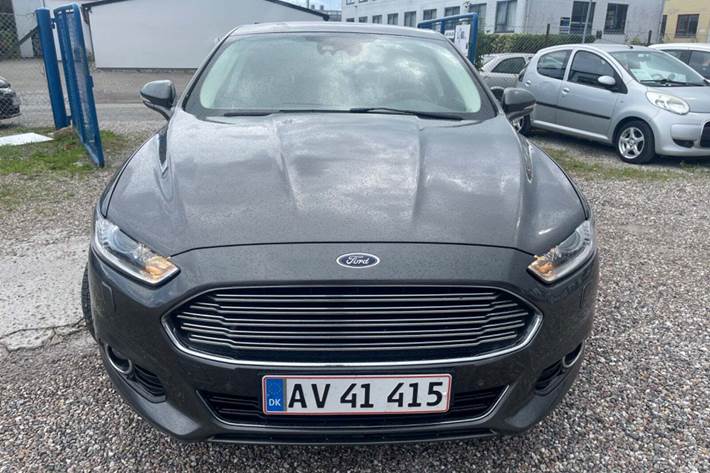 Sort Ford Mondeo fra 2015