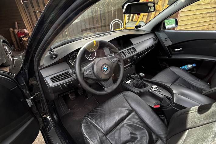 Sort BMW 520i fra 2003