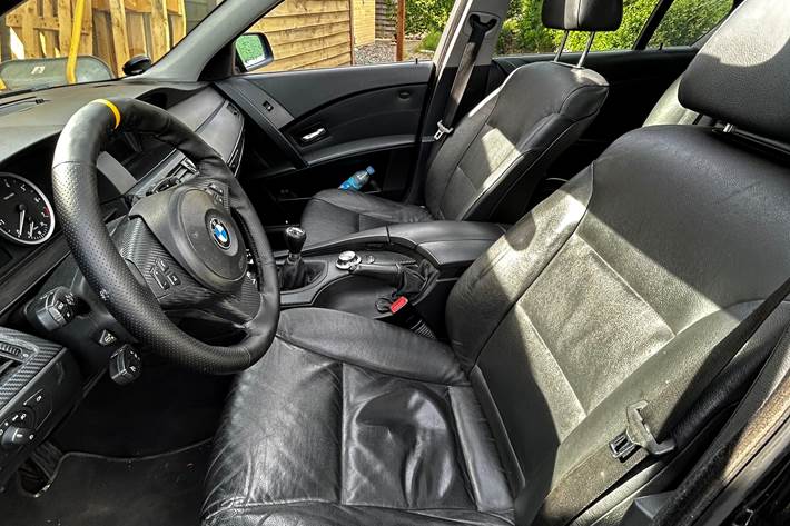 Sort BMW 520i fra 2003