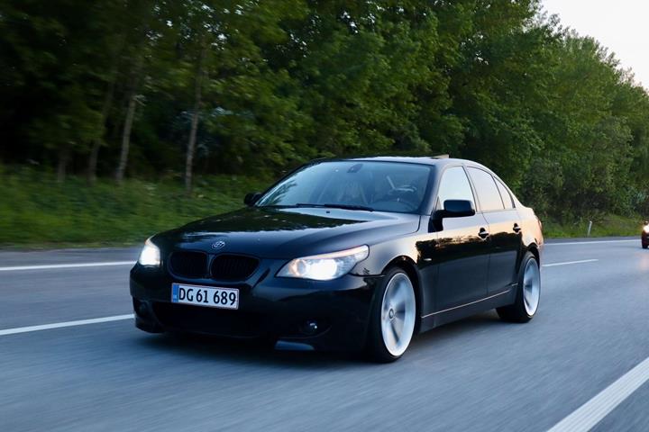 Sort BMW 520i fra 2003