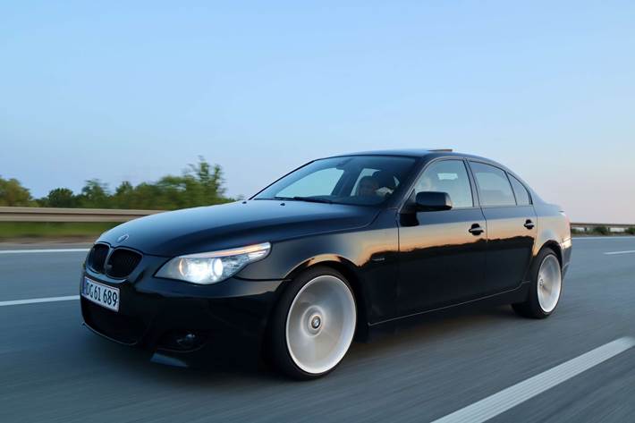 Sort BMW 520i fra 2003