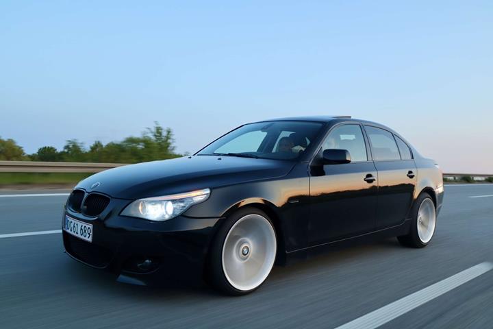 Sort BMW 520i fra 2003