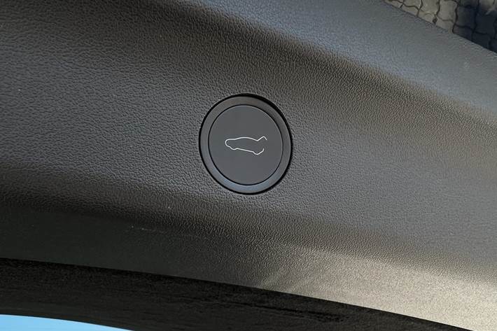 Sort Tesla Model Y fra 2023