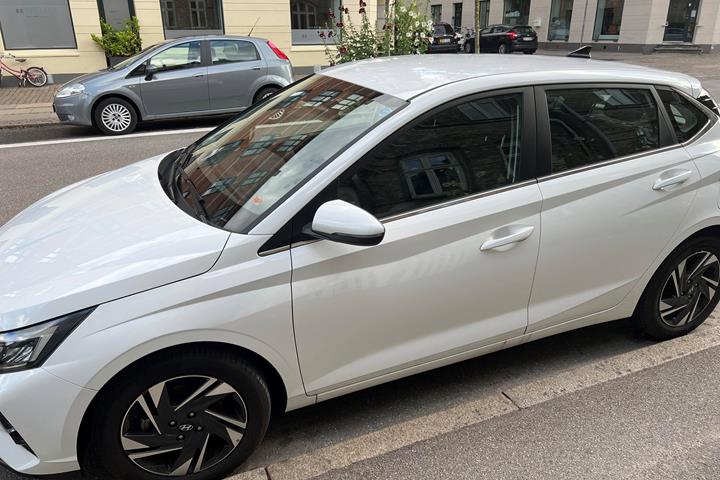 Hvid Hyundai i20 fra 2021