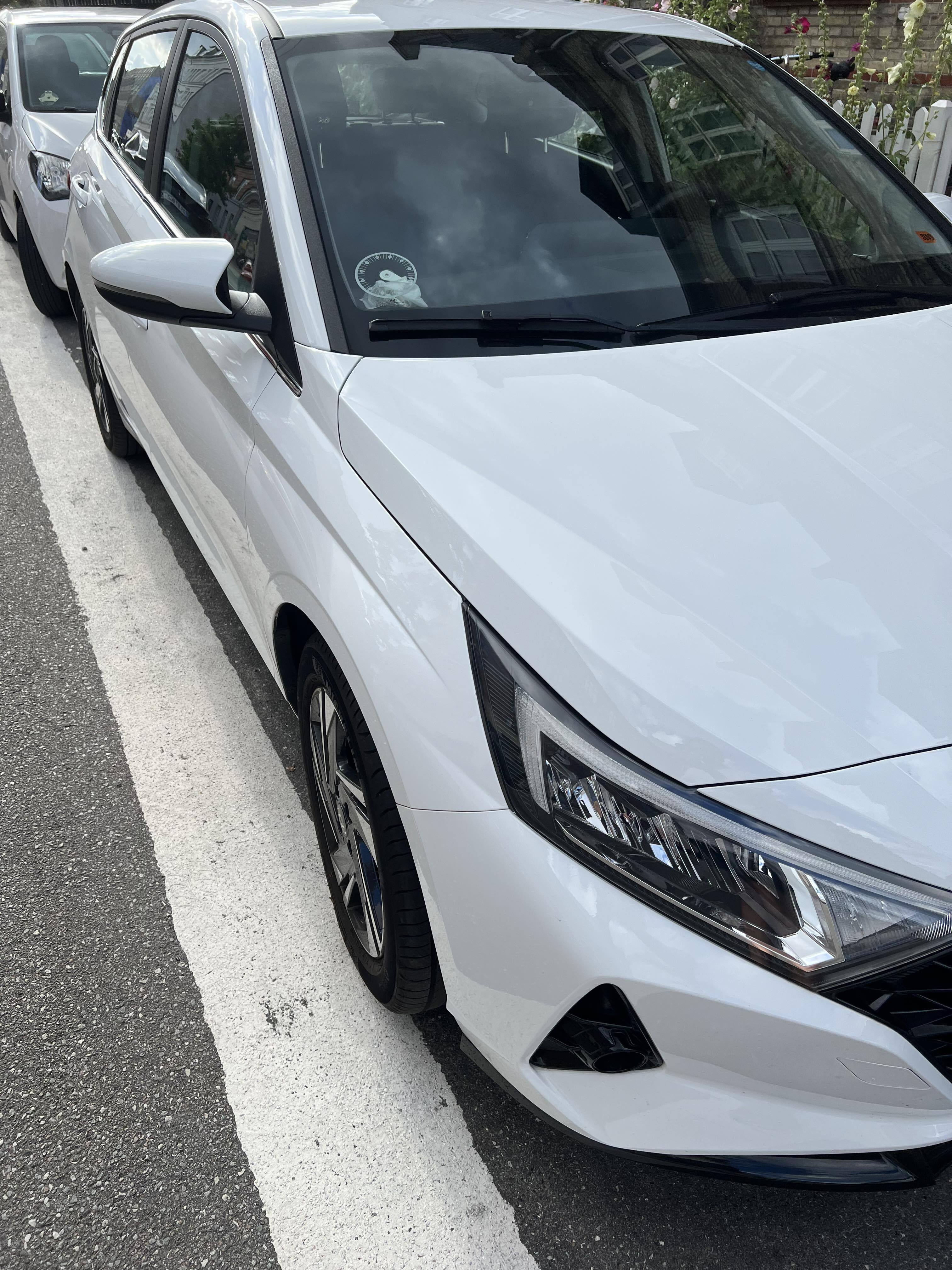 Hvid Hyundai i20 fra 2021