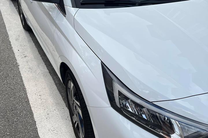 Hvid Hyundai i20 fra 2021