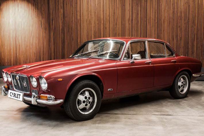 Rød Jaguar XJ6 fra 1970