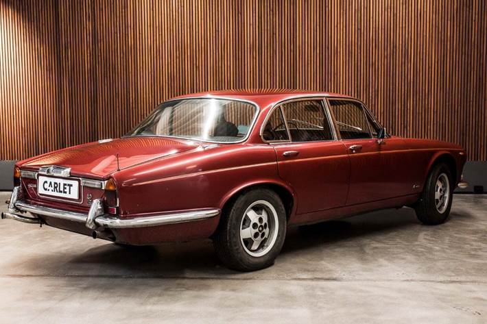 Rød Jaguar XJ6 fra 1970