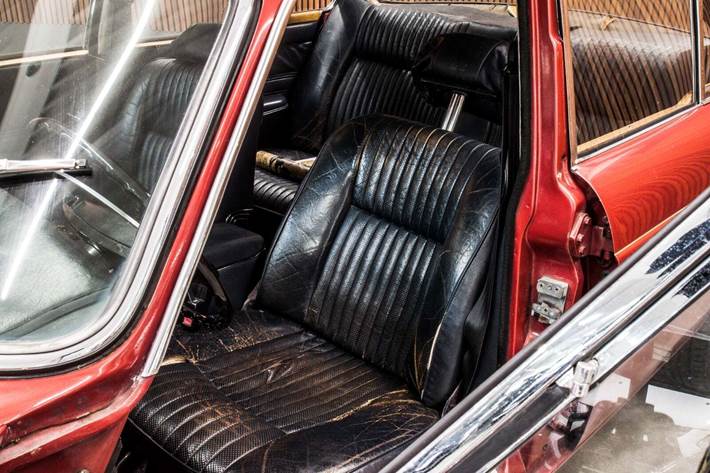 Rød Jaguar XJ6 fra 1970