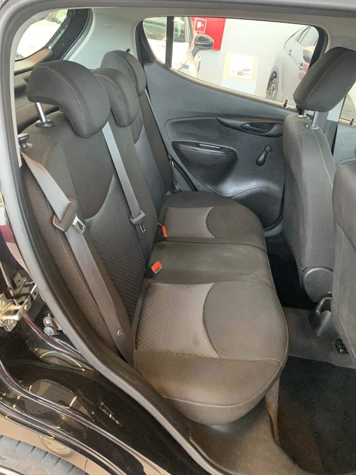 Grå Opel Karl fra 2017