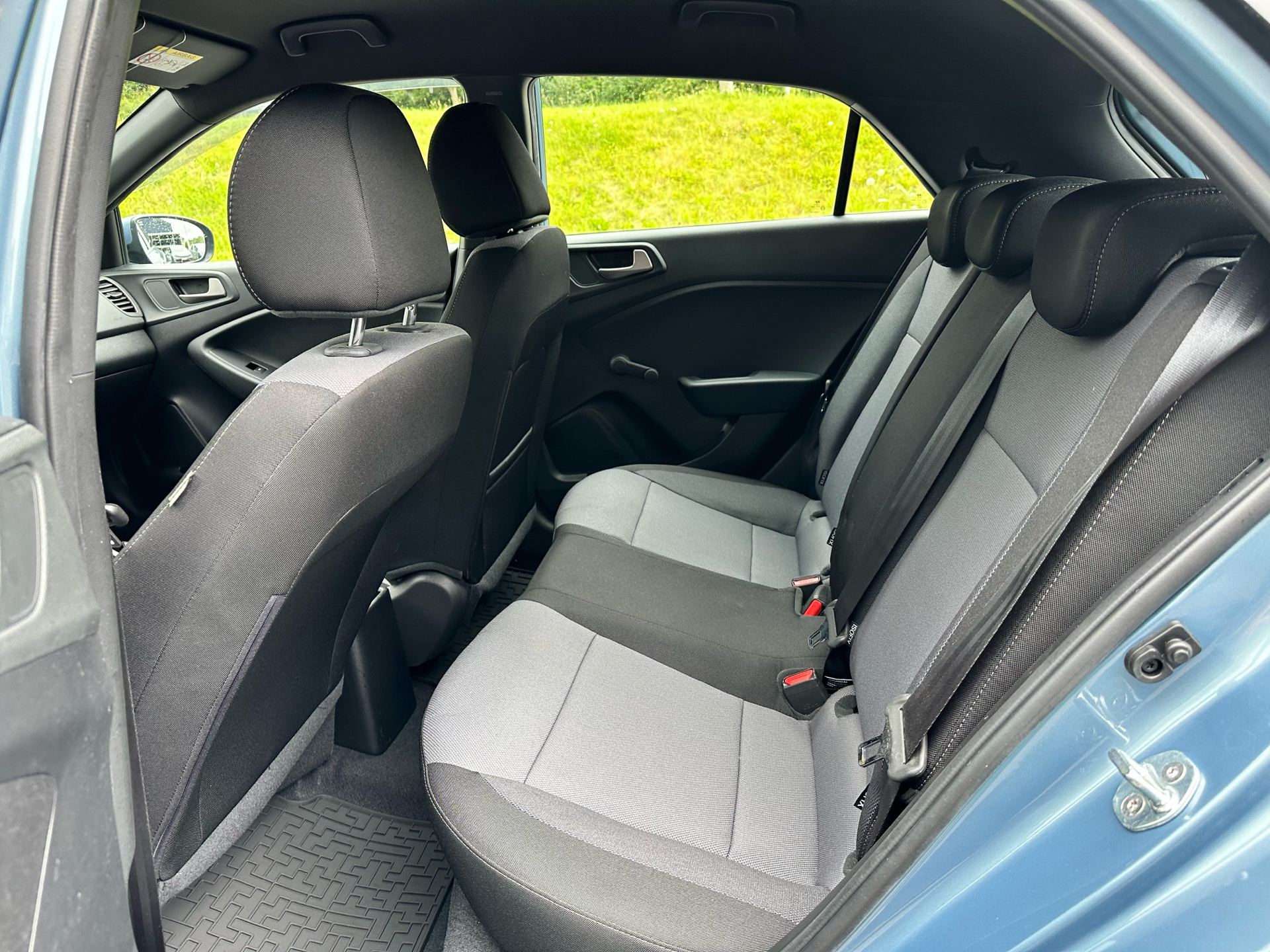 Blå Hyundai i20 fra 2018