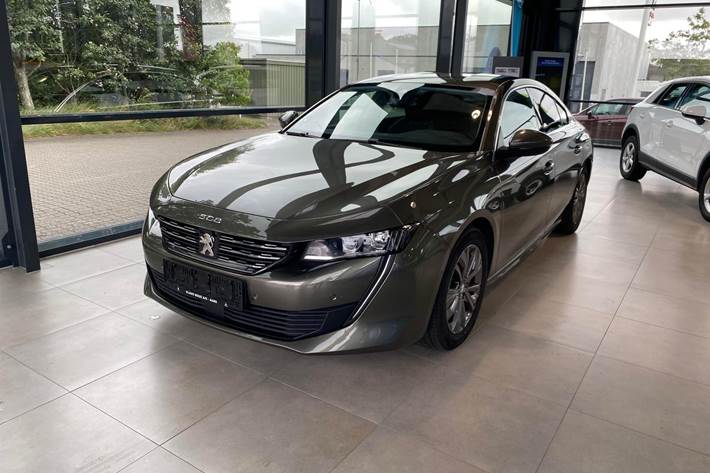 Grå Peugeot 508 fra 2021 set udefra
