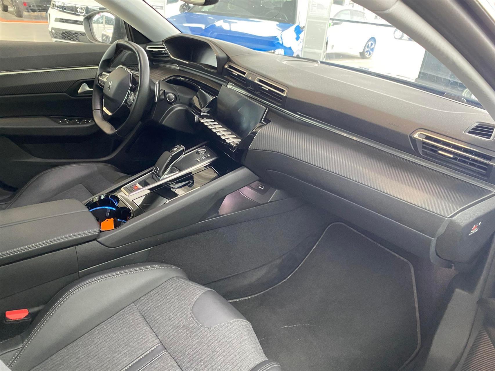 Grå Peugeot 508 fra 2021