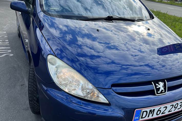 Blå Peugeot 307 fra 2004