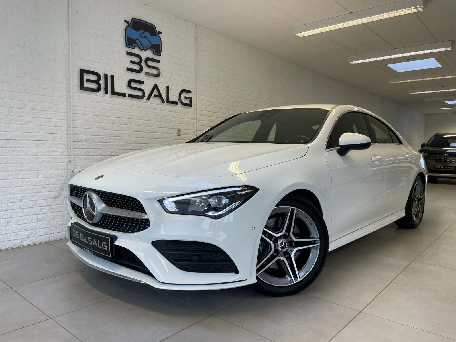 Hvid Mercedes CLA200 fra 2019