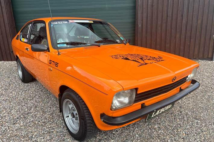 Orange Opel Kadett fra 1977