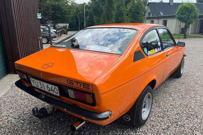 Orange Opel Kadett fra 1977