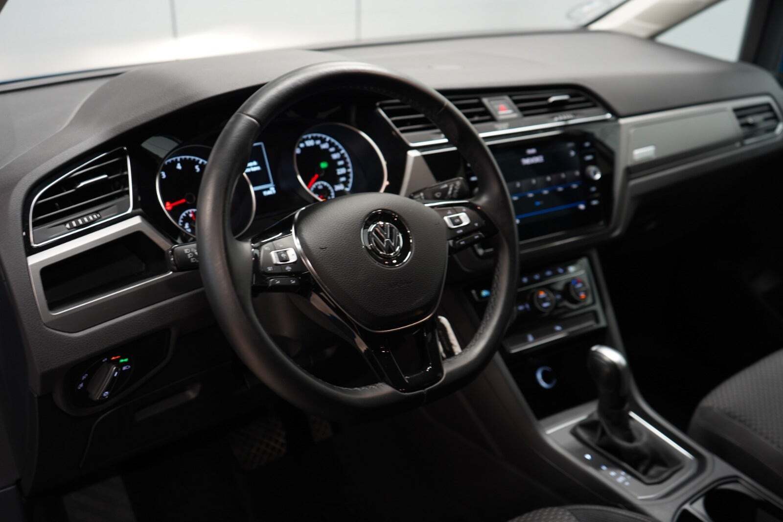 Blå VW Touran fra 2020