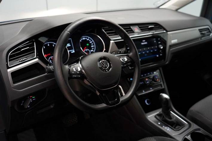 Blå VW Touran fra 2020