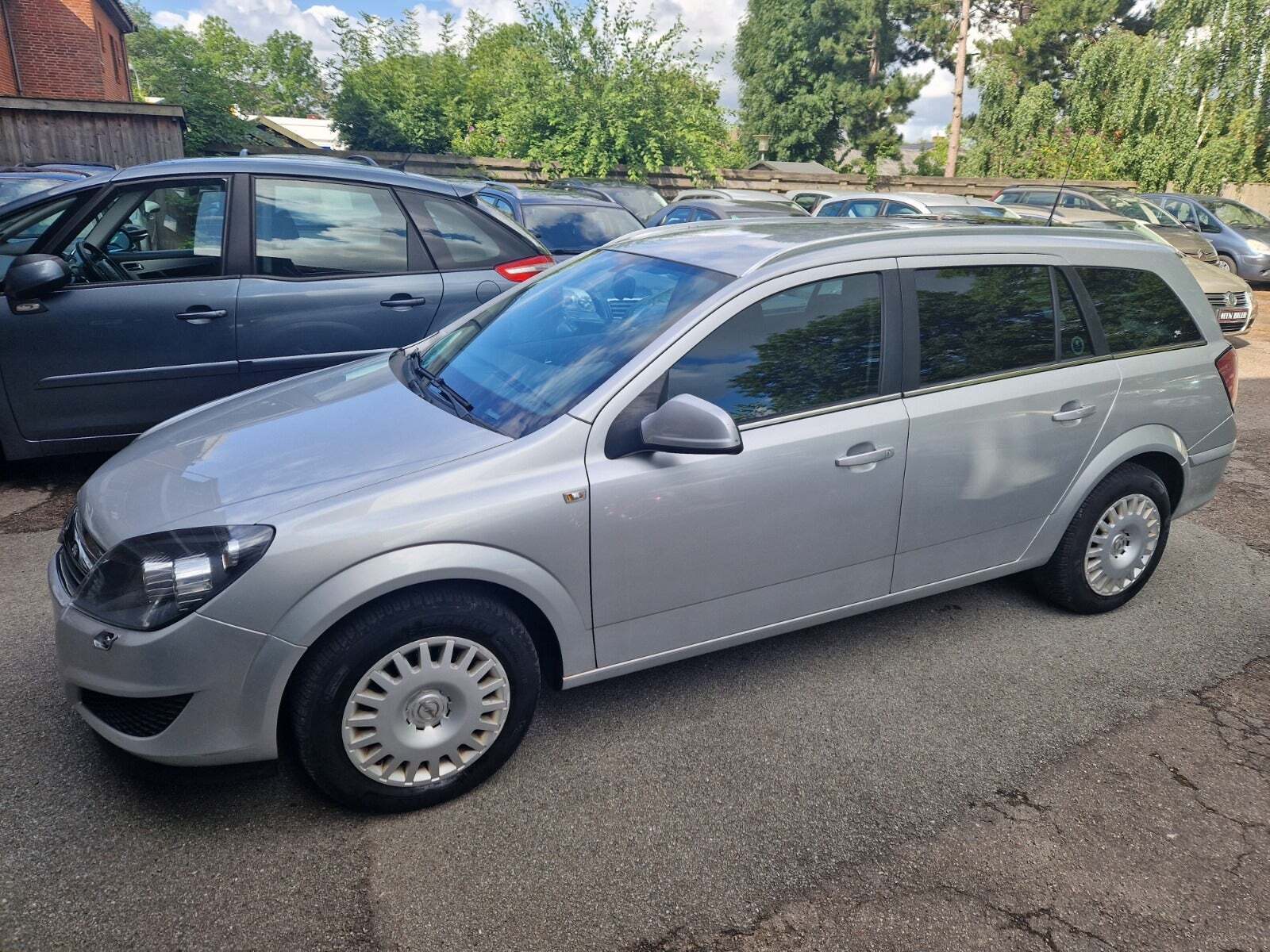 Grå Opel Astra fra 2011