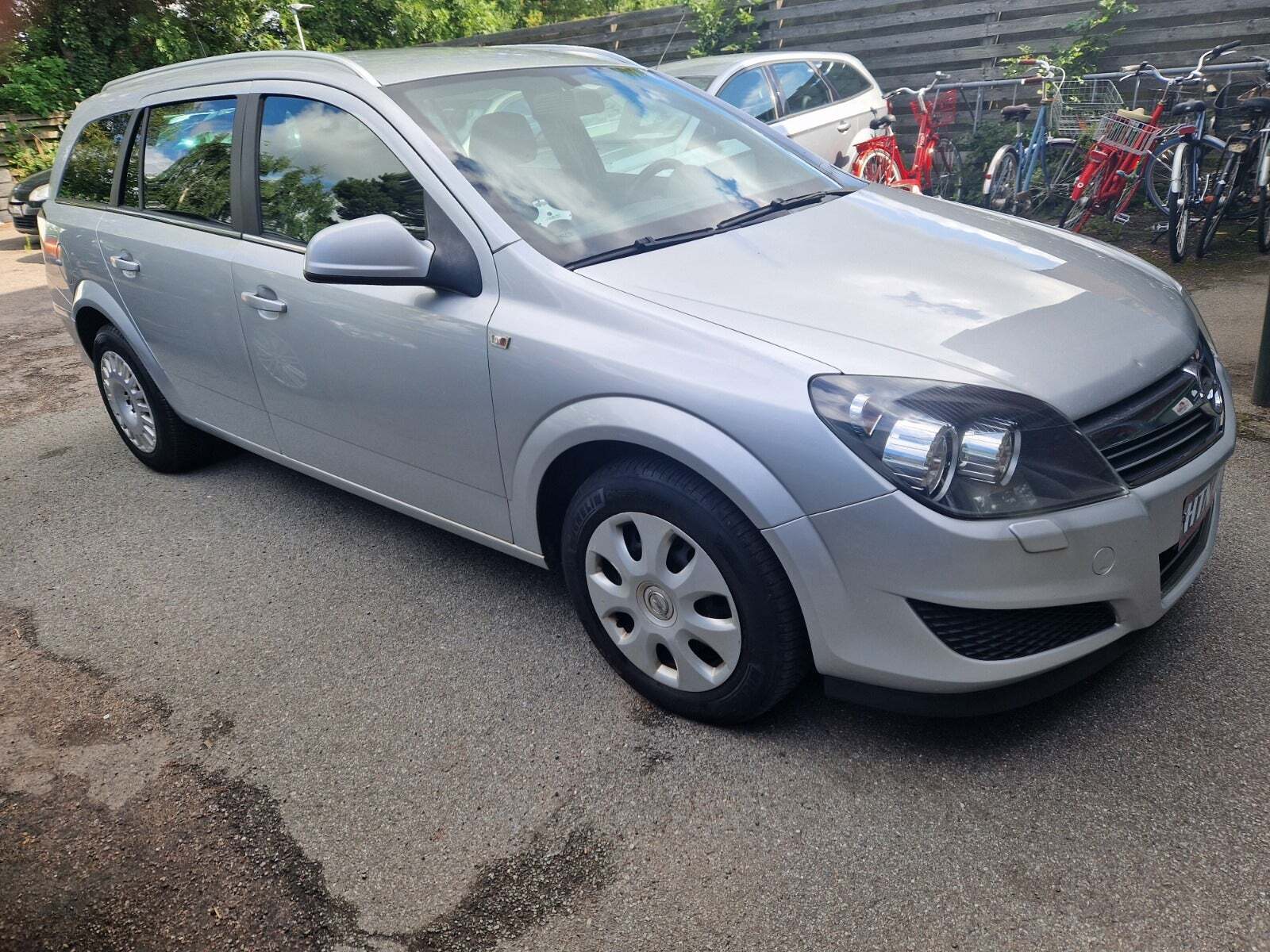 Grå Opel Astra fra 2011