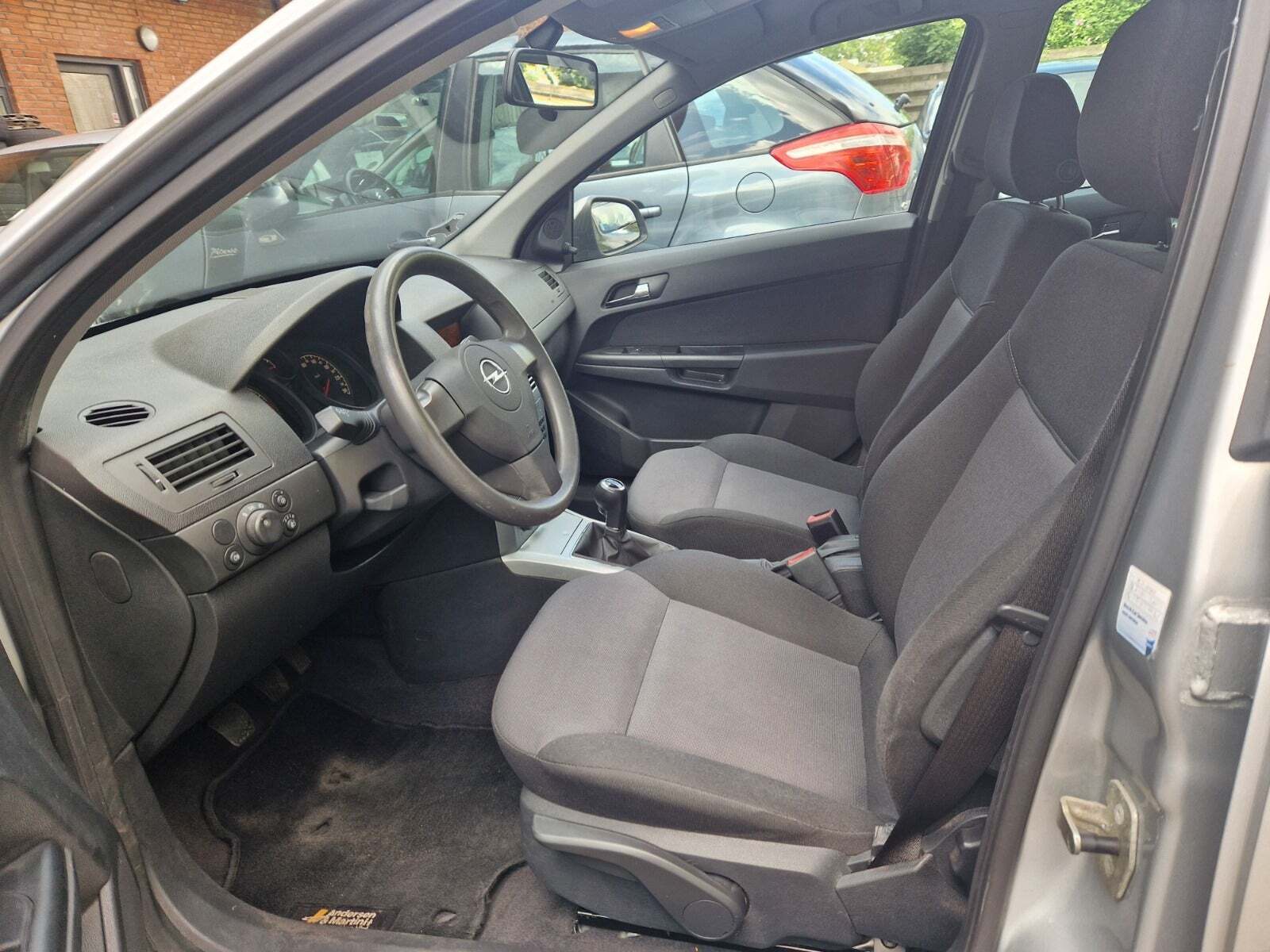 Grå Opel Astra fra 2011