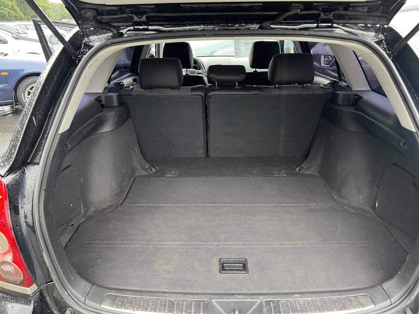 Sort Toyota Avensis fra 2008