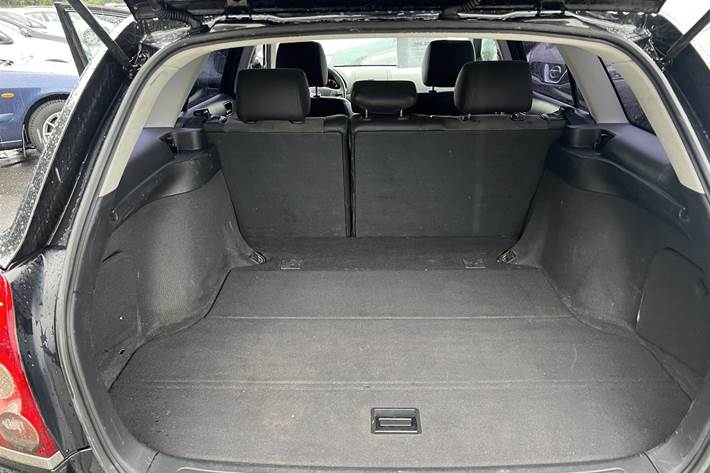 Sort Toyota Avensis fra 2008