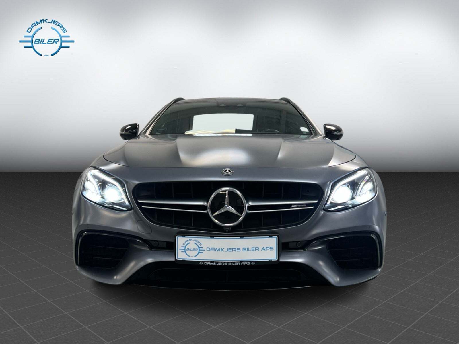 Grå Mercedes E63 fra 2017