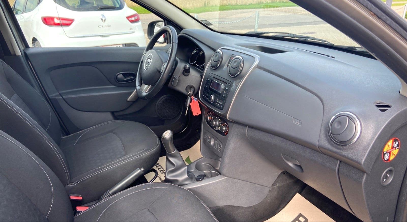 Beige Dacia Logan fra 2014