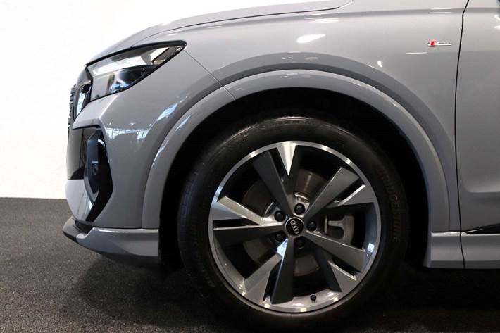Grå Audi Q4 e-tron fra 2022