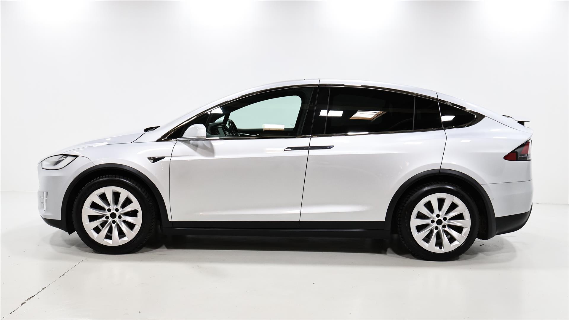 Sølv Tesla Model X fra 2017