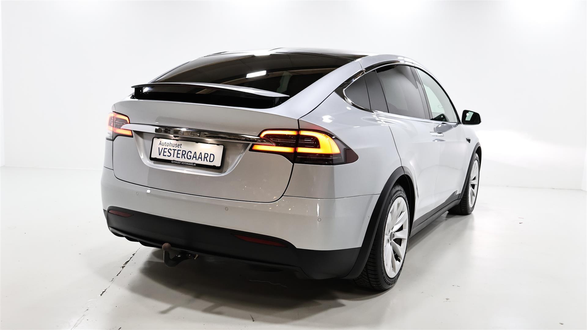 Sølv Tesla Model X fra 2017