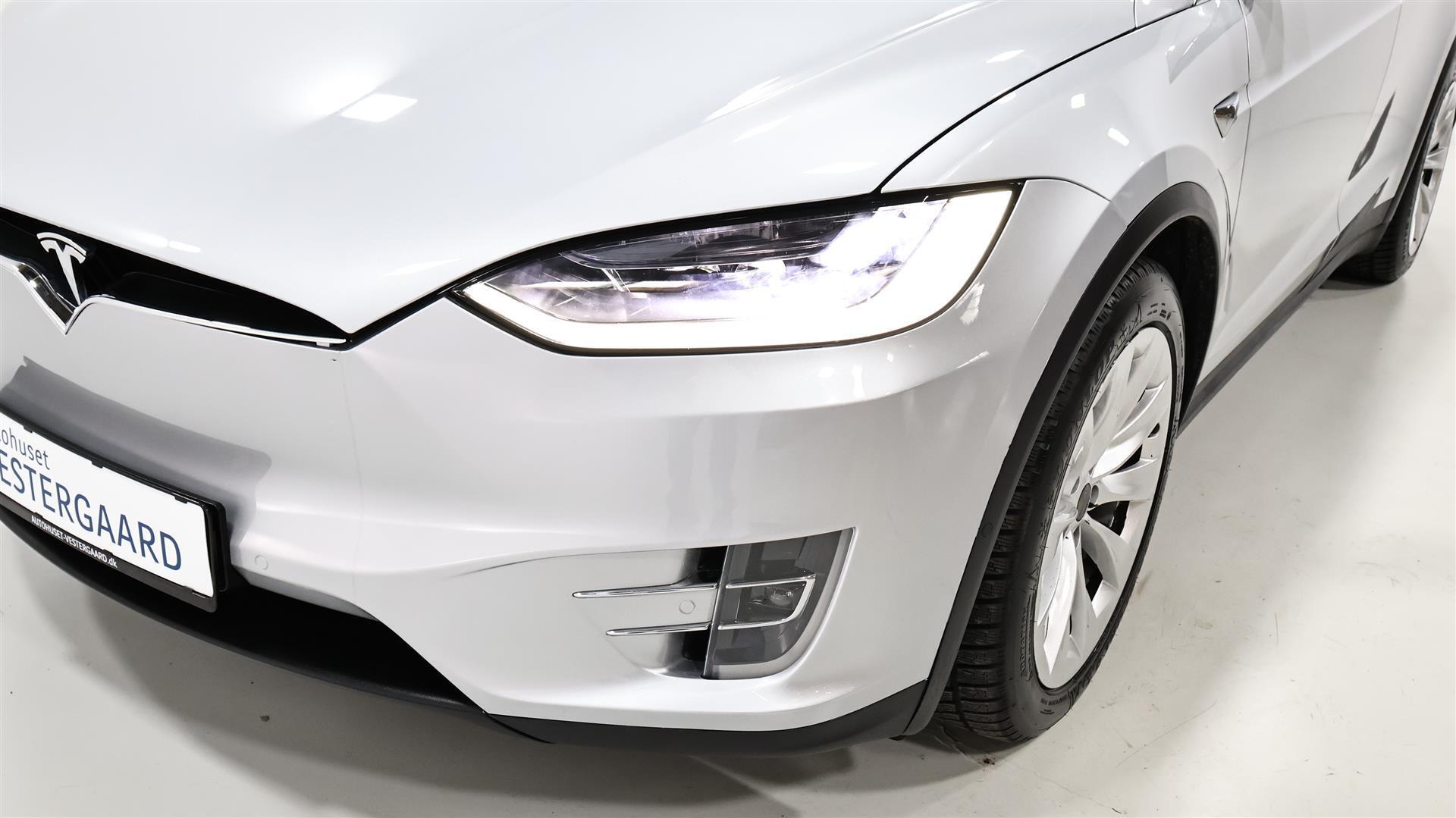 Sølv Tesla Model X fra 2017