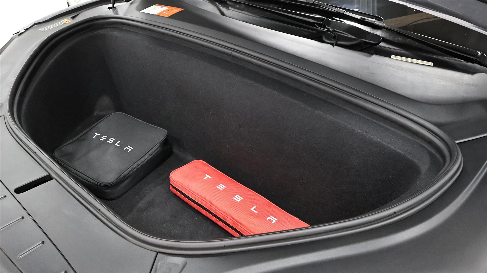 Sølv Tesla Model X fra 2017
