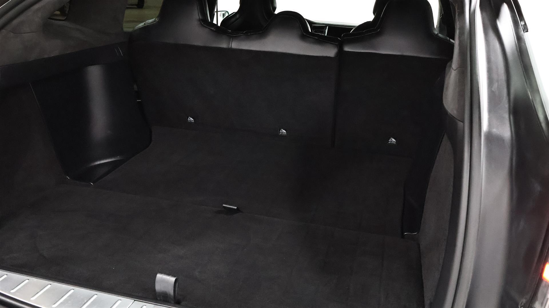 Sølv Tesla Model X fra 2017