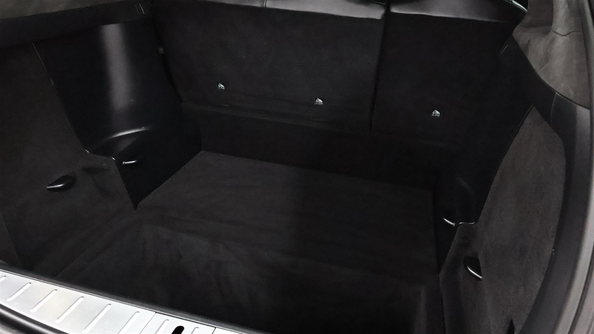 Sølv Tesla Model X fra 2017