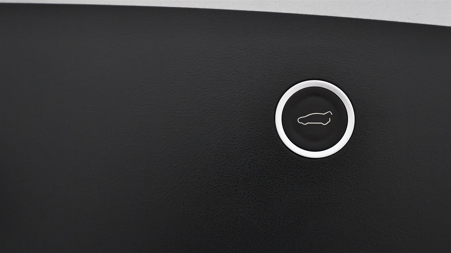 Sølv Tesla Model X fra 2017