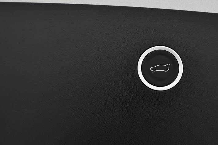 Sølv Tesla Model X fra 2017