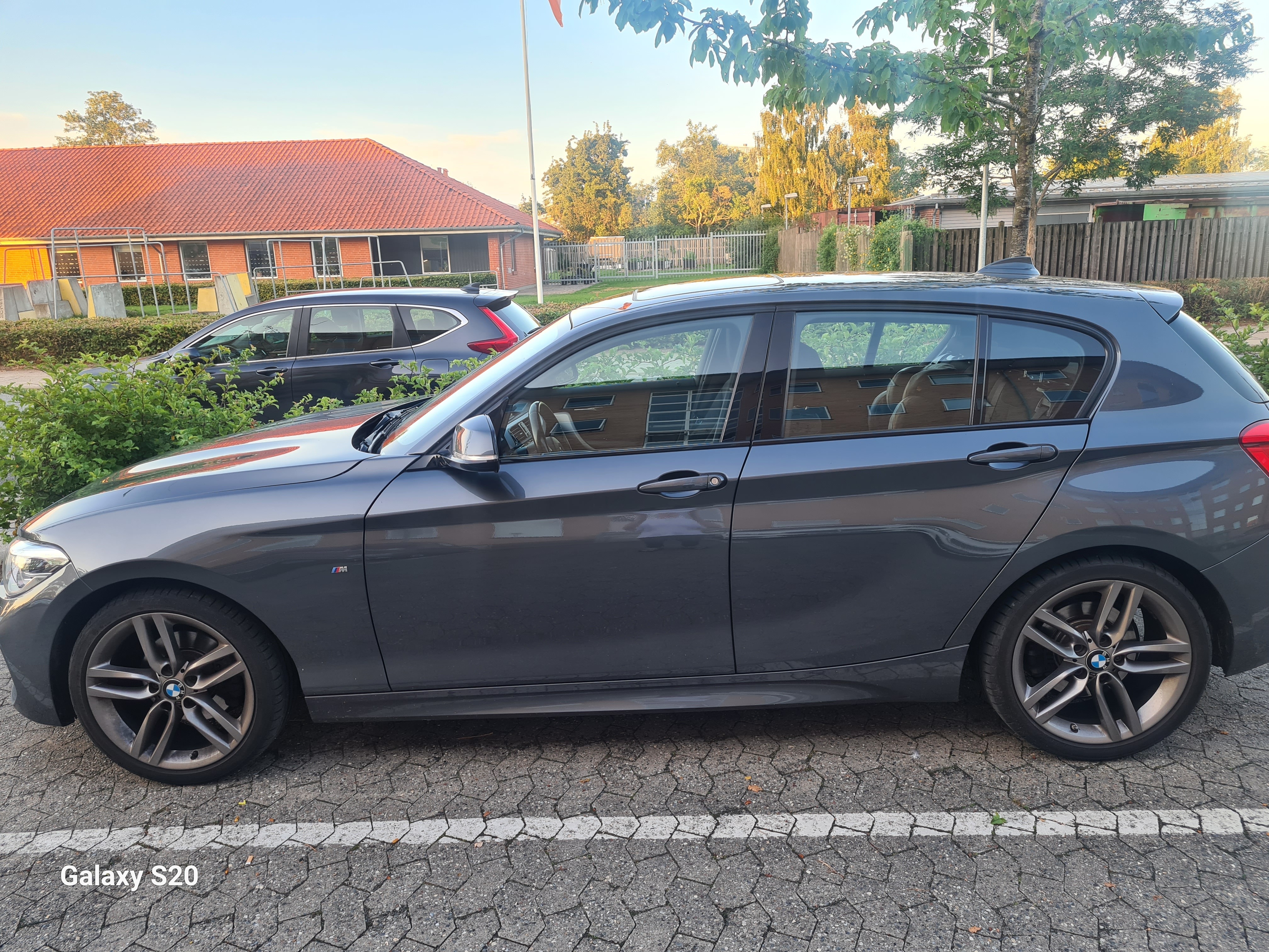 Grå BMW 1-Serie fra 2019