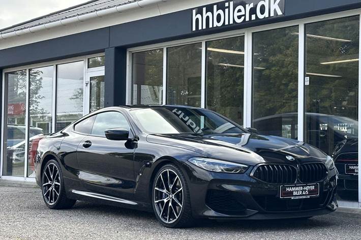Grå BMW M850i fra 2019