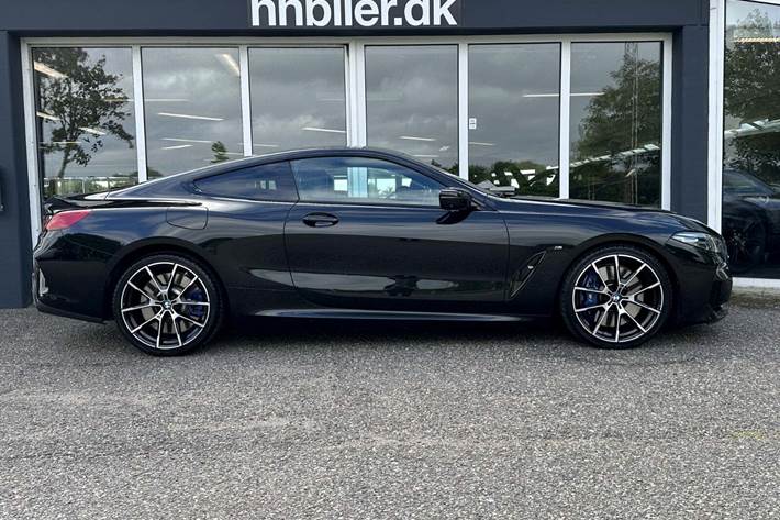 Grå BMW M850i fra 2019