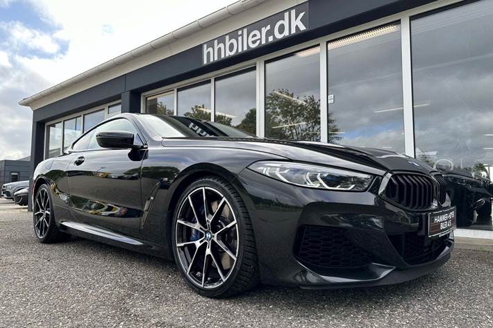 Grå BMW M850i fra 2019