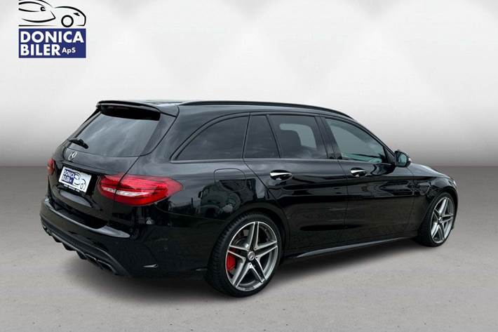 Grå Mercedes C63 fra 2016