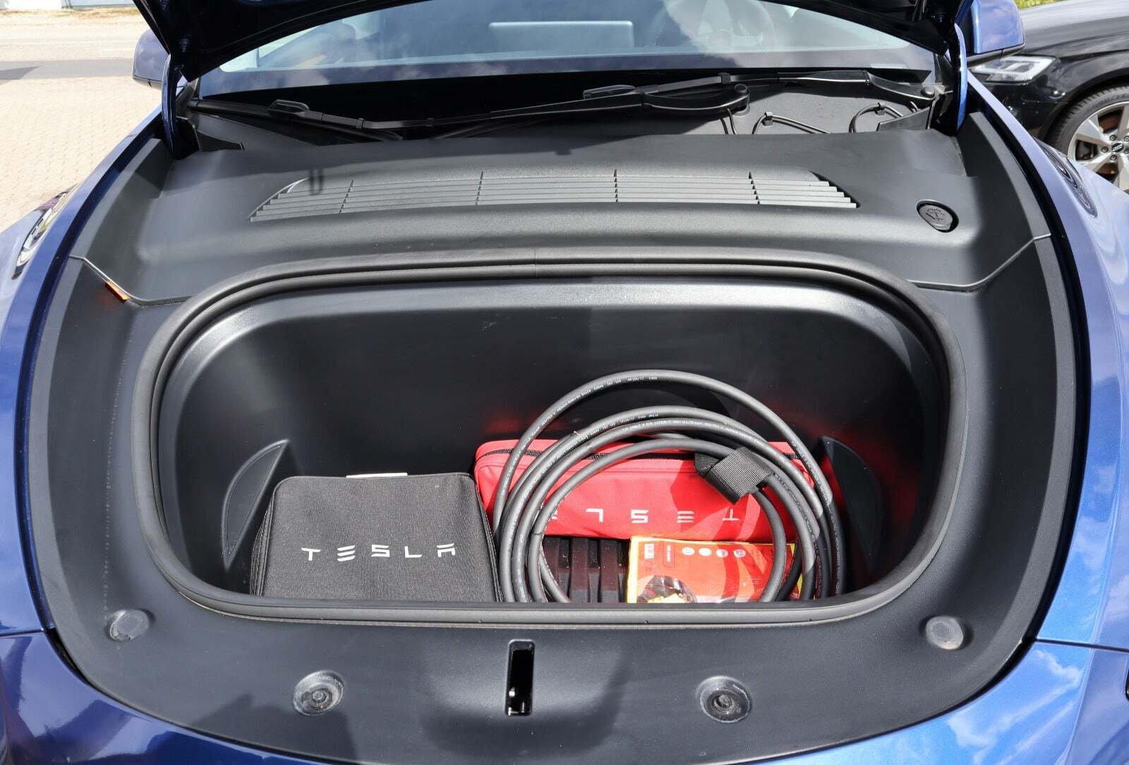 Blå Tesla Model Y fra 2023