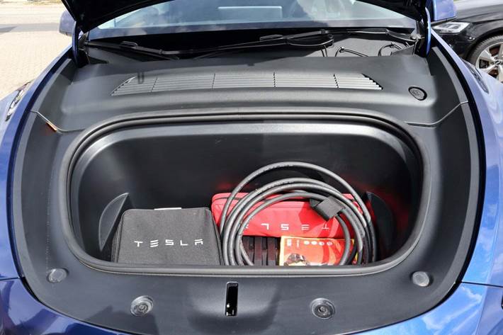 Blå Tesla Model Y fra 2023