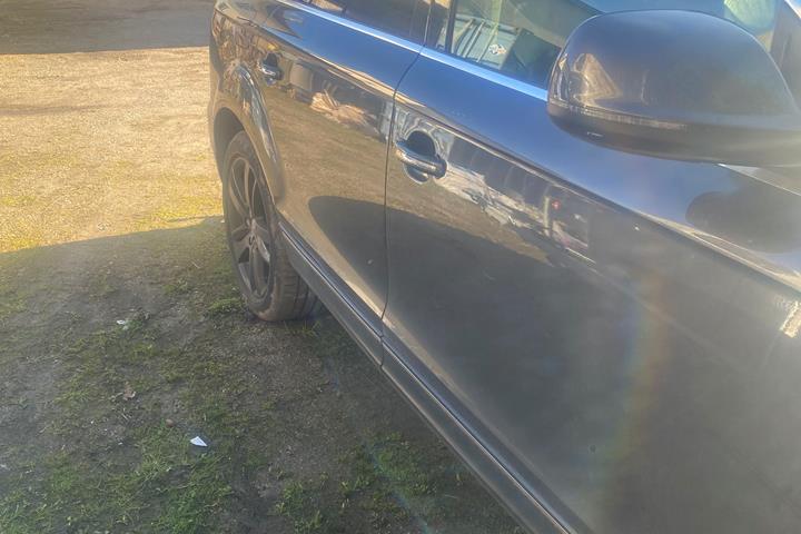 Grå Audi Q7 fra 2010