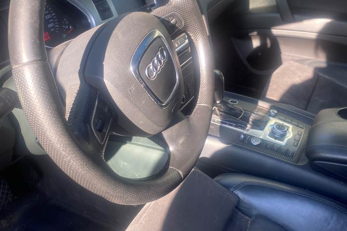 Grå Audi Q7 fra 2010