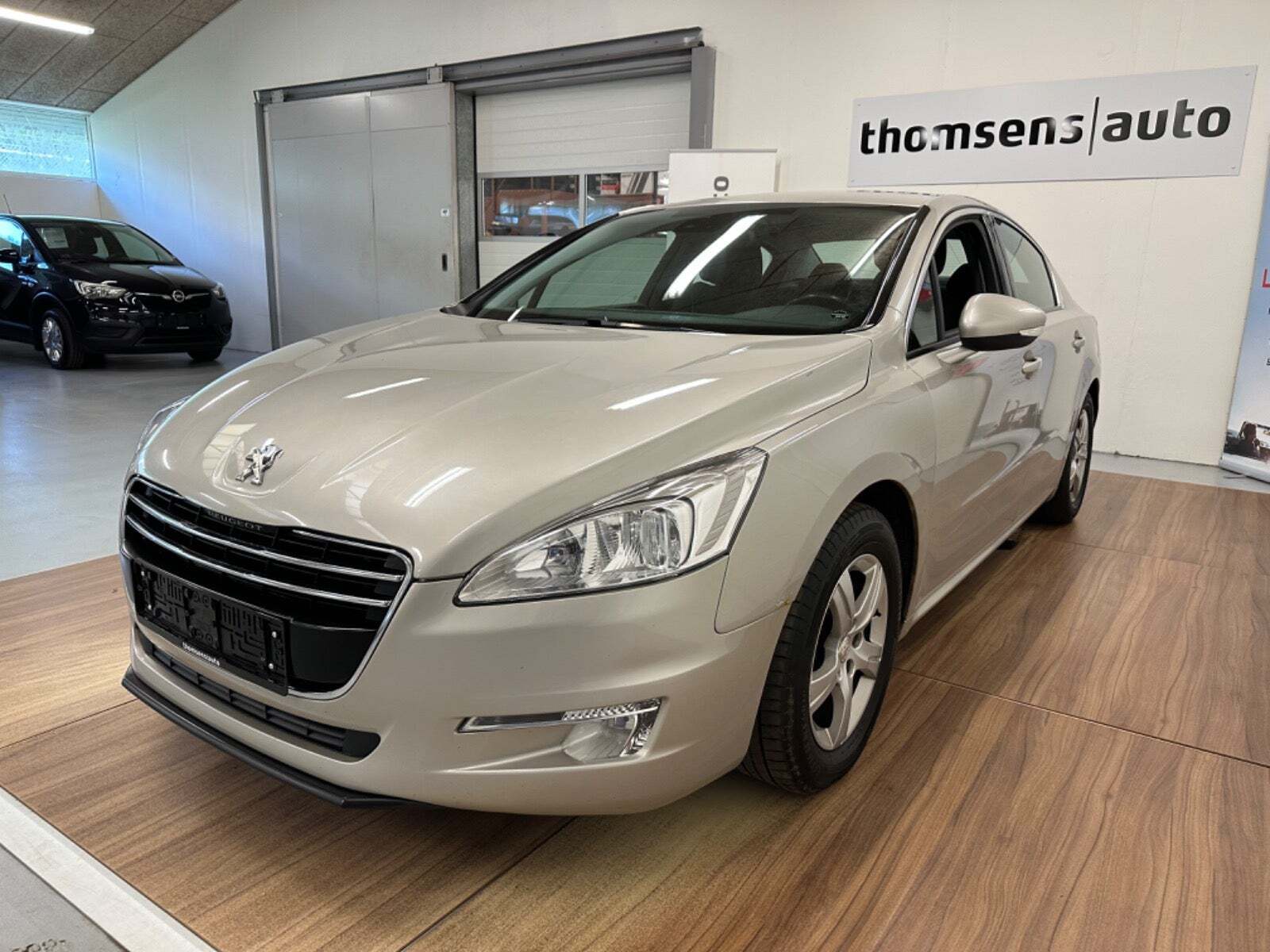 Beige Peugeot 508 fra 2012 set udefra