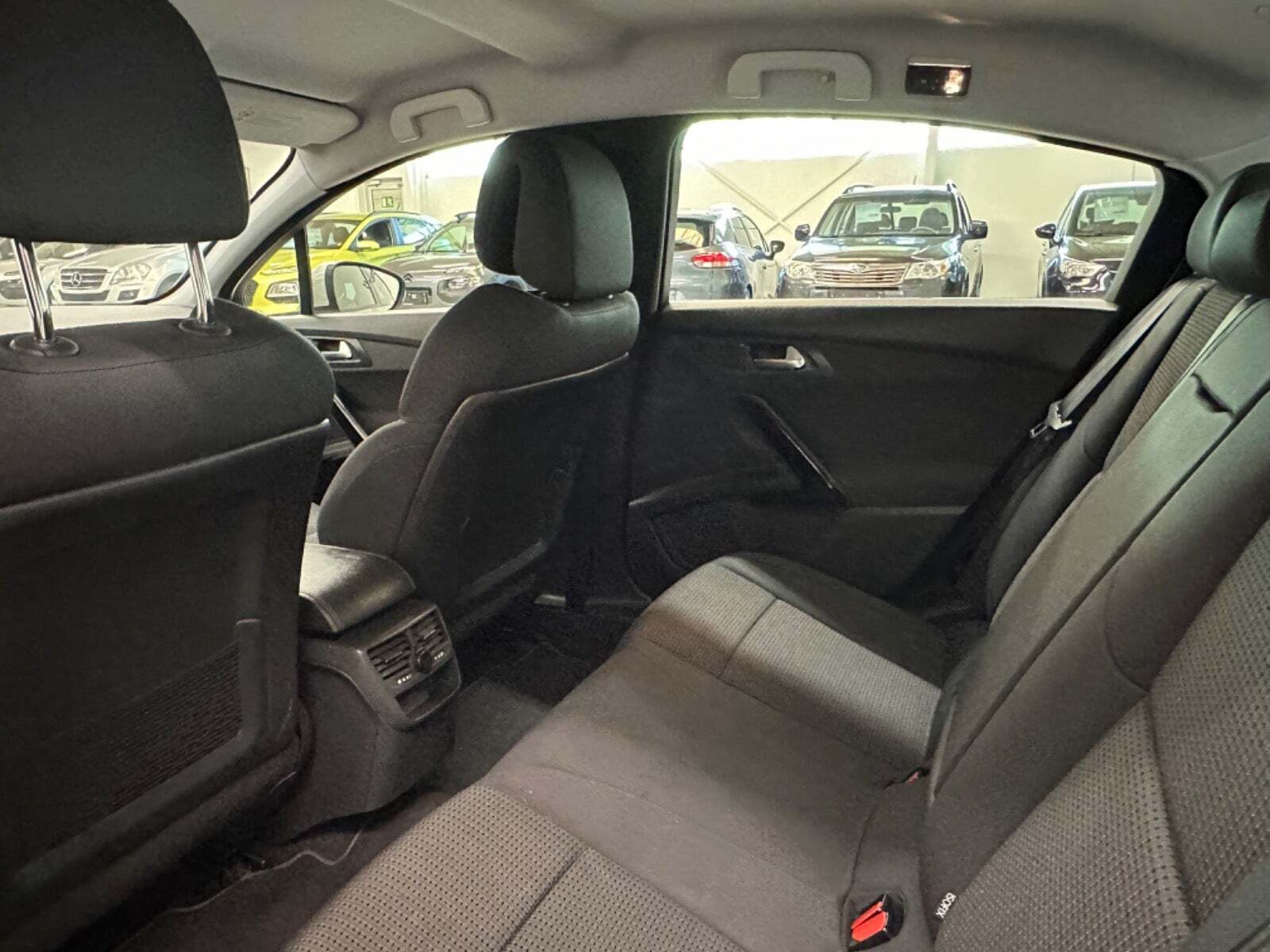 Beige Peugeot 508 fra 2012 set indefra